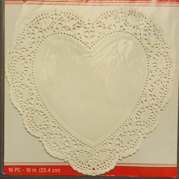 10 Inch- 16 Count Heart Shaped White Doilies- NEW - Picture 2 of 4